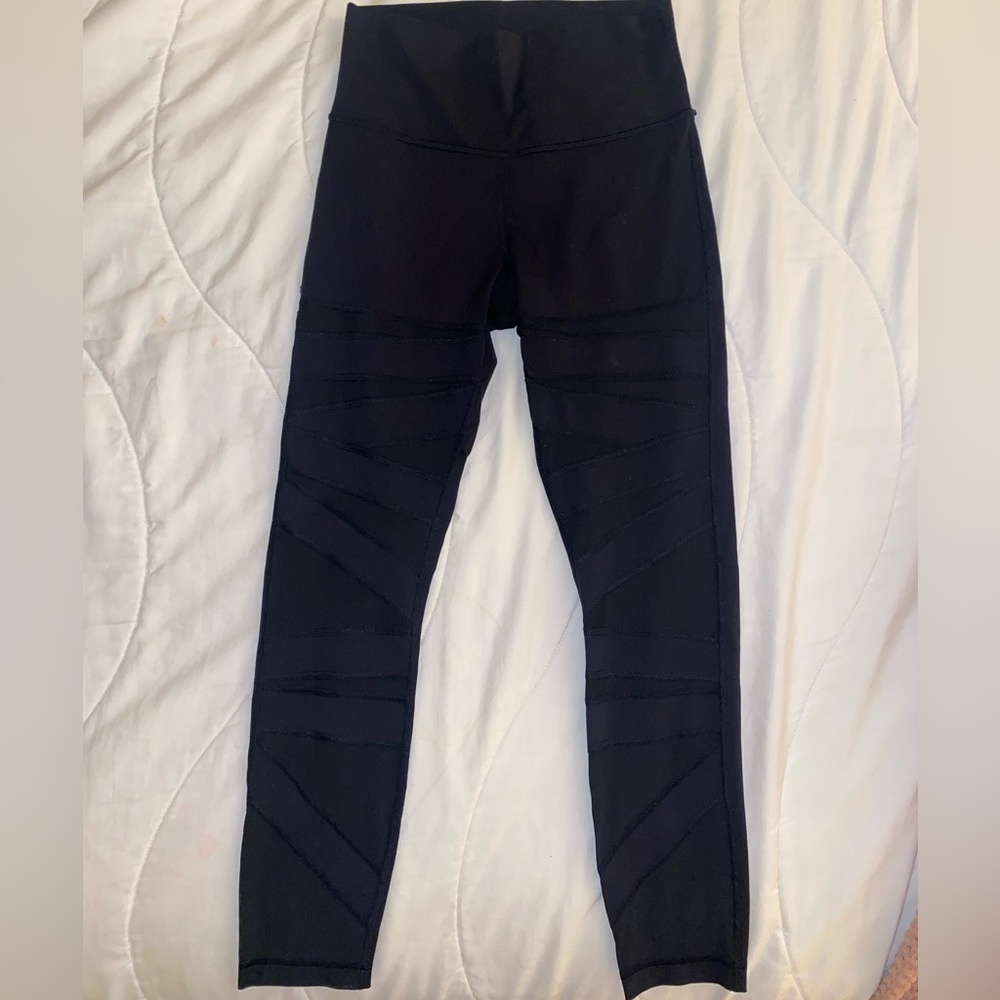 Lululemon High Times luon mesh 25inch, size 6. RARE FIND!